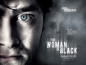 En 2012, James Watkins dirigió la trama original, según la obra de Susan Hill