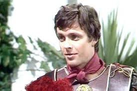 Ian Ogilvy encarnó a Druso, el padre de Claudio y hermano de Tiberio