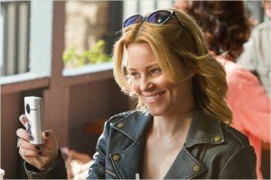 Elizabeth Banks participa en el largometraje como la detective Nancy Porter