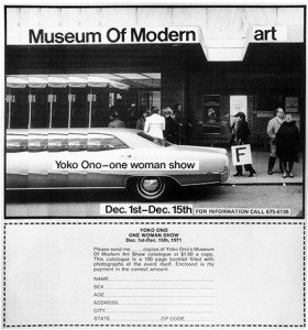 La creadora tokiota ha desarrollado su carrera por múltiples caminos artísticos/ Photo Credits: "Anuncio para Museo de (Pedorre)arte Moderno, Yoko Ono