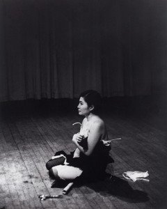 Yoko Ono ya era uno de los grandes nombres de la vanguardia neoyorquina antes de que conociera a John Lennon/ Photo Credits: "Pieza de corte", 1964, Yoko Ono