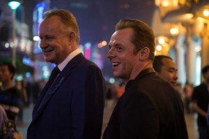 La historia comienza en Londres, mientras que la novela iniciaba su narración en París