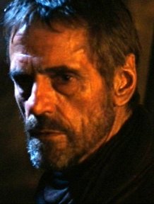 Jeremy Irons da vida a Anthony Royal, el arquitecto a quien contrata el papel de Tom Hiddleston