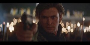 Chris Hemsworth encarna a un tipo duro llamado Nicholas Hathaway
