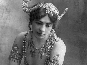 Mata Hari fue reclutada para el espionaje por el oficial Eugen Kramer