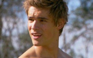 El joven Brenton Thwaites es el único que se opone al poder de Gerard Butler en el largometraje