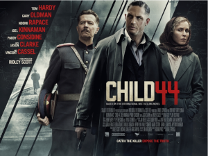 Tom Hardy (en el centro) encarna en el filme al agente Leo Demidov
