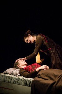 Marta Etura encarna a Teresa de Ávila a través de sus escritos declamados/ Foto: Jacobo Medrano y teatrosdelcanal.com