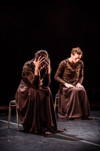 Marta Etura (al fondo) se pone en manos del coreógrafo Chevi Muraday/ Foto: Jacobo Medrano y teatrosdelcanal.com
