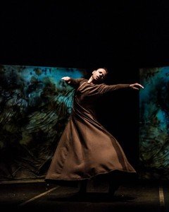 Marta Etura deja que las palabras muevan su cuerpo por el escenario/ Foto: Jacobo Medrano y teatrosdelcanal.com