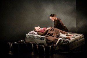 Marta Etura escenifica con determinación las diferentes fases por las que pasó Teresa de Jesús/ Foto: Jacobo Medrano y teatrosdel canal.com