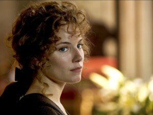 Sienna Miller se mete en la piel de la esposa de Charlie Hunnam, en el filme