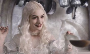 Anne Hathaway (en la foto) da vida a la asustada Gloria
