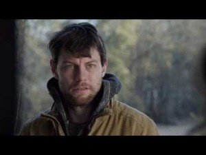 Patrick Fugit (en la foto) interpreta al angustiado Kyle Barnes, en "Outcast"