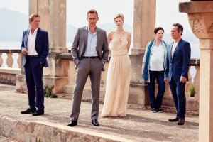 Tom Hiddleston (adelantado del resto del grupo) encarna a un ex soldado llamado Jonathan Pine