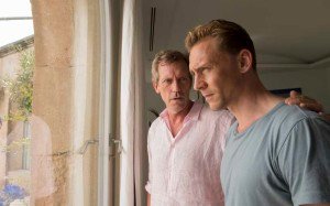 Tom Hiddleston comparte cartel con Hugh Laurie (izquierda)