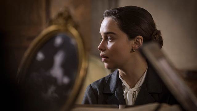 Emilia Clarke viaja a los decadentes años cincuenta