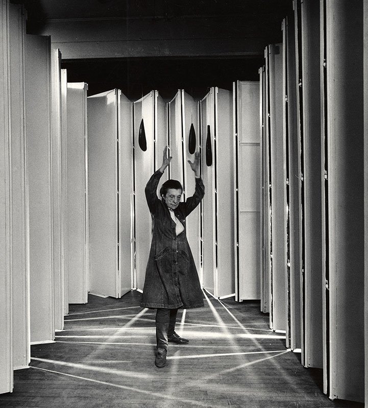 Louise Bourgeois es la auténtica protagonista de una exhibición que pretende abarcar su largo periplo como creadora de formas