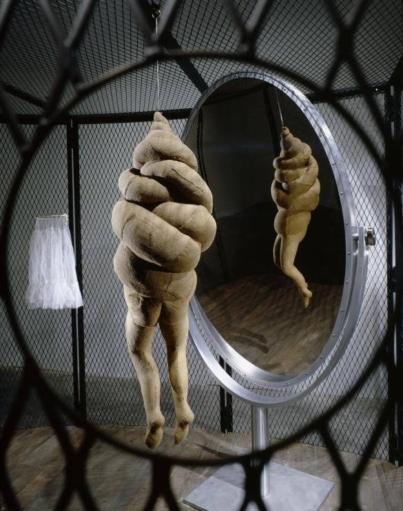 Louise Bourgeois fue una de las artistas que más practicaron la relación de la escultura y el psicoanálisis/ Foto: "Celda XXVI" (detalle)/ Imágen de Christopher Burke/ The Easton Foundation/ VEGAP, Madrid