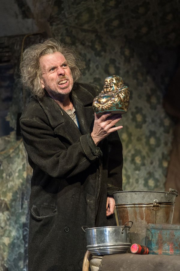 Timothy Spall (en la foto) encarna al interesado Davies, en The Caretaker