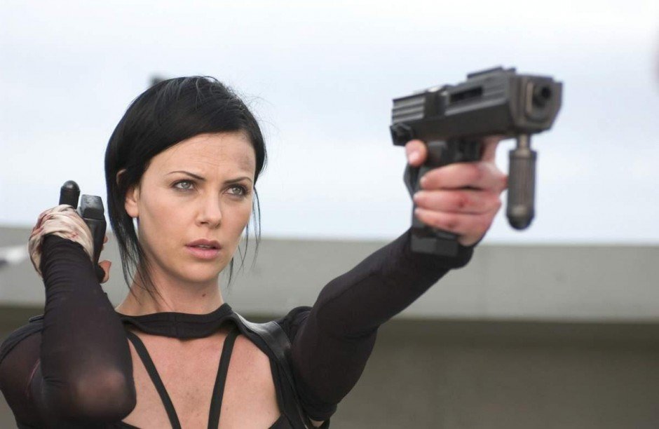 Charlize Theron (en la foto) tiene que descubrir a un peligroso asesino