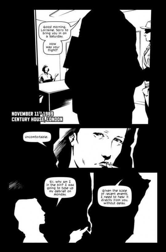 La novela gráfica original está ambientada en escenarios cargados de tenebrismo