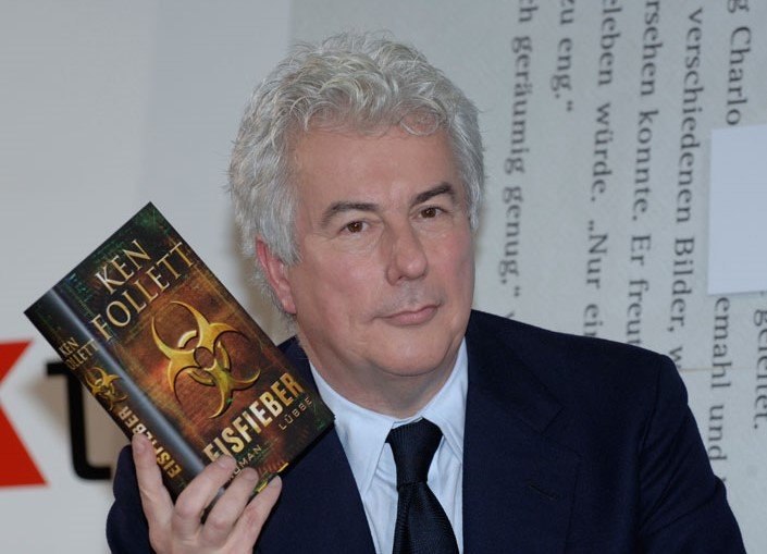 Ken Follett vendió seis millones de ejemplares con la publicación de "Los pilares de la Tierra"