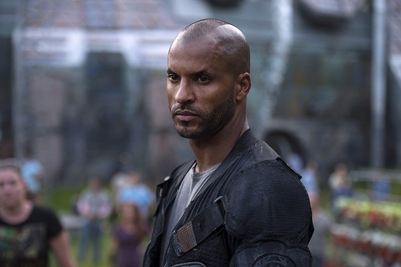 El británico Ricky Whittle (en la imagen) encarna al protagonista, Shadow Moon