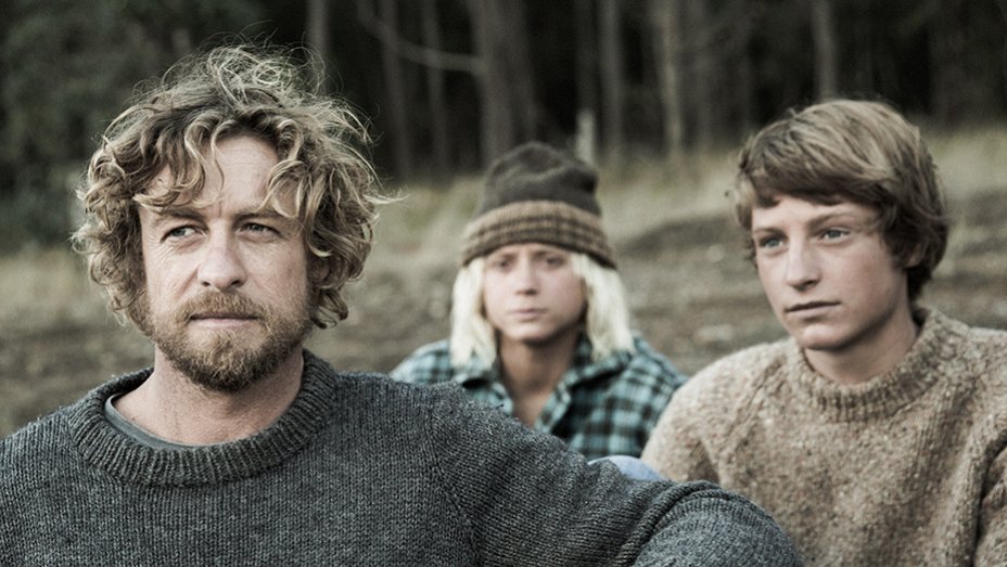 Simon Baker da la réplica a los dos jóvenes actores que encarnan a los amigos protagonistas