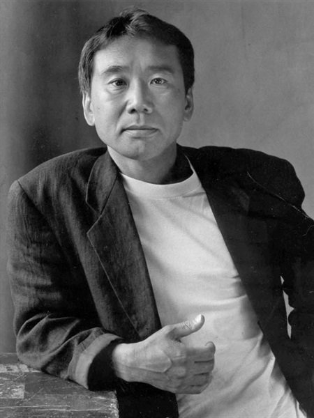 Haruki Murakami (en la foto) es experto en levantar mundos misteriosos en los que lo irrelevante goza de auténtico protagonismo