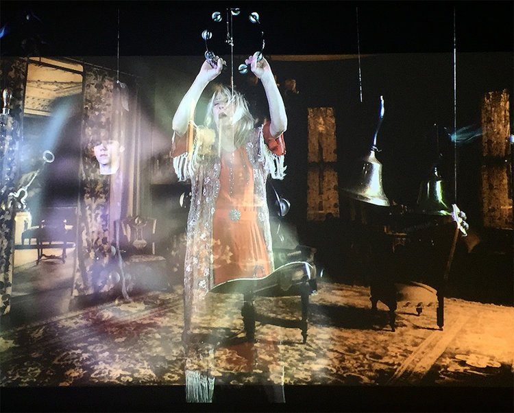 Tony Oursler ha imaginado una historia narrativa en la que entra en juego la imaginación del visitante