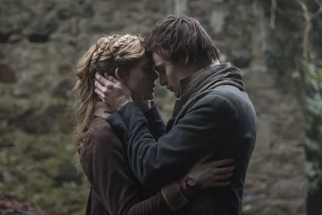 Elle Fanning muestra una atractiva química trágica hacia Douglas Booth, quien interpreta a Percy Shelley